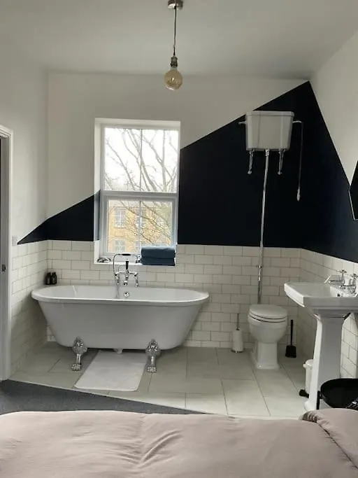 Entire Boutique Mill Cottage Elland 0*,